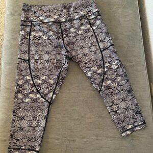 ZYIA Active Light-N-Tight High Rise Capri 20" inseam Size 14-16 -White/Black